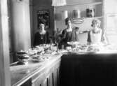 Cafébiträde bakom disk, 1923