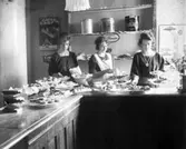 Cafébiträde bakom disk, 1923