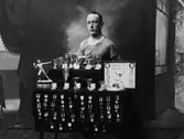 Erik Thyrén med sin prissamling, 1923
