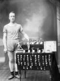 Idrottsman med prissamling, 1923