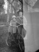 Kvinna med barn på cykel, 1924