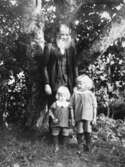 Farfar med barnbarnen i Edsberg, 1924