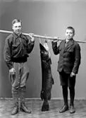 Pojkar med gädda, 1932