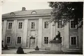 Karolinerhuset (vid fototiden stifts- och landsbibliotek) med statyn av Esaias Tegnér, ca 1940.