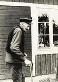 En gammal man med käpp, ca 1970.