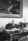 K. J. Olsson vid skrivbord, 1940-tal