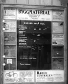 Reklamskylt vid busstation, 1940-tal