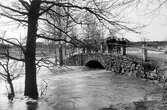 Pojkar på stenbro, 1940-tal