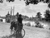 Kvinna med cykel, 1940-tal