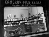 Skyltfönster till Walfrid Carlssons fotoaffär, 1950-tal