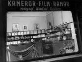 Skyltfönster till Walfrid Carlssons fotoaffär, 1950-tal