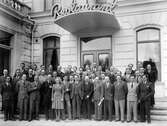 Grupp framför Frimurarelogen, 1940-tal