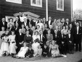 Grupp framför Brunnstorps gård, 1940-tal
