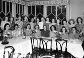 En grupp med kvinnor på Strömparterren, 1940-tal