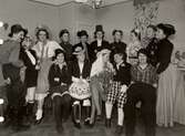 Utklädda gäster på möhippa, 1950-tal