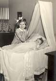 Storasyster med baby i dopklänning, 1941