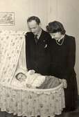Stolta föräldrar med baby, 1940-tal