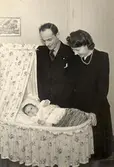 Stolta föräldrar med baby, 1940-tal