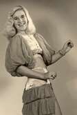 Flicka i maskeraddräkt som magdansös, 1940-tal
