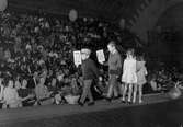 Barn visar upp senaste modet, 1963-09-29
