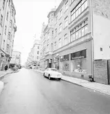 Utanför fotograf Götlins butik på Storgatan, 1967