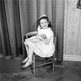 Fröken Nilsson med docka, 1947-03-02