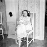 Fröken Nilsson med docka, 1947-03-02