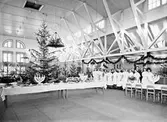 Personal vid dukat julbord, 1940-tal