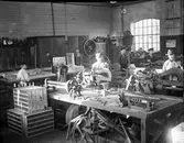 Arbete i bleckslagarverkstaden vid centralverkstäderna, 1902