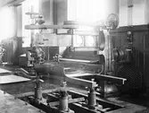 Fräsmaskin i plåtslagarverkstaden vid centralverkstäderna , 1905