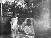 Kvinna med sina barn, 1920-tal