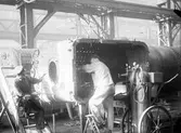Svetsningsarbete i plåtslagarverkstaden vid Centralverkstäderna, 1902-1910