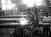 Svetsare i arbete i plåtslagarverkstaden vid centralverkstäderna, 1902-1910