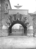 Porten vid Centralverkstäderna dekorerad till 25 års jubileum, 1925-04-30
