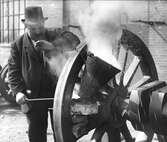 Gjutning och lagning av hjulekrar vid Centralverkstäderna, 1902