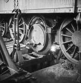 Arbete med lok på lokverkstaden på Centralverkstäderna, 1902-1909