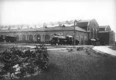 Ånglok utanför lokverkstaden vid Centralverkstäderna, 1902-1909