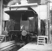 Målningsarbete på järnvägsvagn i vagnverkstaden, 1902-1909