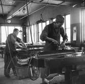 Arbete i snickeriavdelningen i vagnverkstaden, 1902-1909