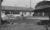 Bostadshus med veranda och ekonomibyggnad på gården Bäcken, Onsala.