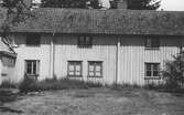 Mangårdsbyggnaden till Stora Iserås, en kaptensgård i Onsala. I början av 1700-talet bodde här förvisso en klockare, men genom hans barnbarn kom snart skepparna till gården. Isak Apelbom (f 1742) från Apelröd i Onsala hade gjort sig rik som Medelhavsskeppare och när han gift sig med Anna på Iserås lät han uppföra det, för Onsalaskepparna, typsikt långsträckta huset i två våningar under 1700-talets senare del. När huset restaurerades omkring 1970 återställdes takmålningar på andra våningen. De lodräta markeringarna i fasaden är s k knutlådor som skyddar timrets utskjutande knutar.