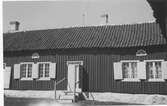 Mangårdsbyggnaden från början av 1800-talet på gården Hultet i Onsala. Bilden tagen från nordväst. Fönstren är försedda med luckor och små lunettfönster (halvmåneformade) ger ljus åt vinden. Från början var gården kringbyggd men den moderniserades på 1900-talets andra hälft.