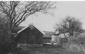 Håkulla gård i Onsala med bostadshuset till höger och ekonomibyggnader. I äldre tider var Håkulla en by med fem gårdar som låg tillsammans. Vid Laga skifte år 1864 låg tre kvar, men en av dem utskiftades så att endast två återstod.