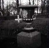 Gravvård och urna på Södra kyrkogården i Kalmar.