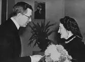 Kronprins Gustav Adolf överlämnar Hazeliusmedaljen i silver till professorskan Emelie Demant Hatt vid Nordiska museets Lapplandsafton 4 december 1940.