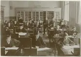 Västerås, Kyrkbacken.
Elever och lärare i 