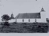 Onsala kyrka sedd från norrsidan. Utbyggnaden i öster är det Gathenhielmska gravkoret.