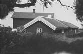 Knaparydsstugan, Onsalas troligen äldsta ryggåsstuga som bedöms vara från 1600-talets senare del. Den är sammanbyggd med en lada och beboddes till 1950-talet, då hembygdsrörelsen 1956 köpte den och flyttade byggnaden med inredning och inventarier till Utholmen 1958. Den fick karaktären av museistuga men uthuslängan kortades något. Efter vandalisering flyttades stugan än en gång, nu intill vagnsstallarna vid Onsala kyrka.