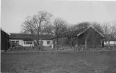 Gården Bäcken i Onsala med boningshus och ekonomibyggnader. Tomten hägnas av stengärdsgårdar.