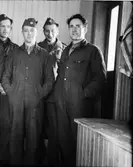 En grupp beredskapsmän på besök i köket.